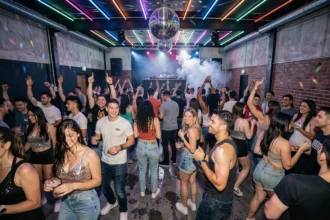 Vue générale d'une discothèque animée dans le Val-d'Oise avec une piste de danse bondée et des lumières colorées